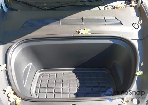 2024 Tesla Model Y Long Range Dual Motor All-Wheel Drive z USA, uszkodzony, nr VIN 7SAYGDEE3RF007794